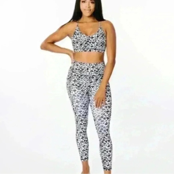 Zyia Active Black White Snow Leopard Print Brilliant
Pocket Workout Leggings - Picture 1 of 9